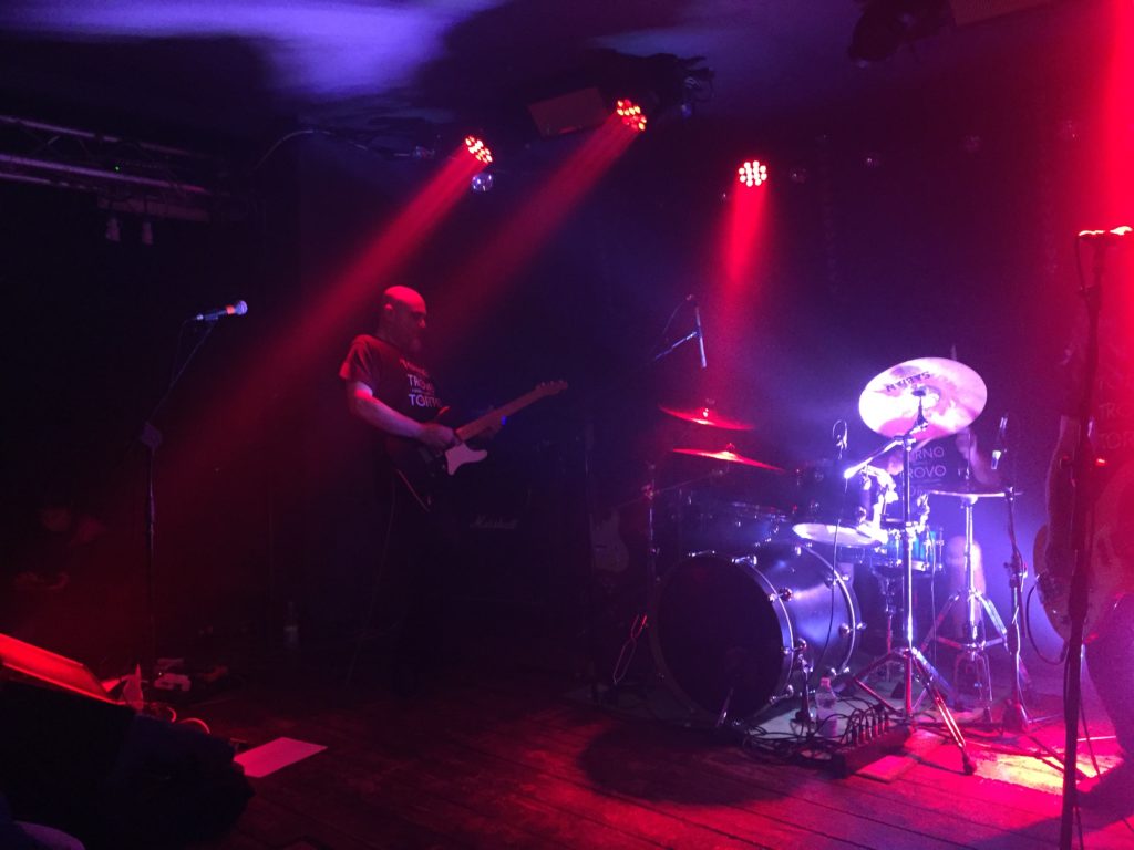 Silhouette della band sul palco